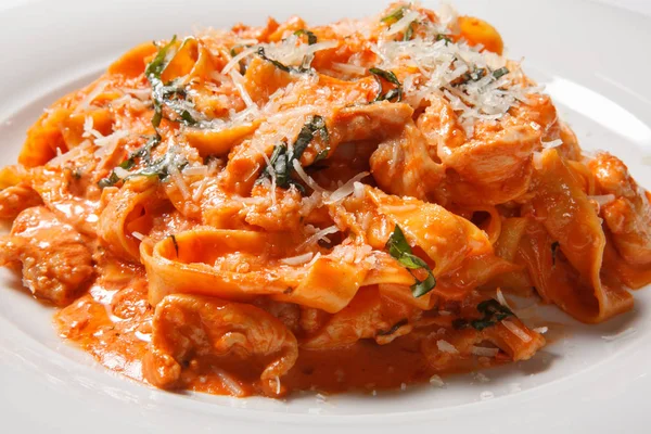 Tagliatelle de pasta con tomate aislado sobre fondo blanco — Foto de Stock