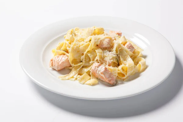 Pasta fettuccine alfredo con pollo, parmesano y perejil en plato blanco. Cocina italiana . — Foto de Stock