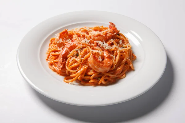 Deliciosos espaguetis de pasta con camarones, salsa de tomate —  Fotos de Stock