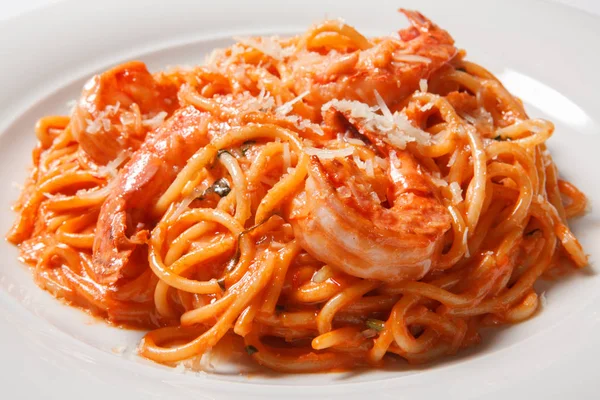 Lezzetli makarna spagetti karides, domates sosu, peynir beyaz bir plaka üzerinde — Stok fotoğraf