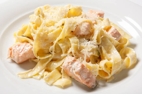 Pasta fettuccine alfredo con pollo, parmesano y perejil en plato blanco. Cocina italiana . — Foto de Stock