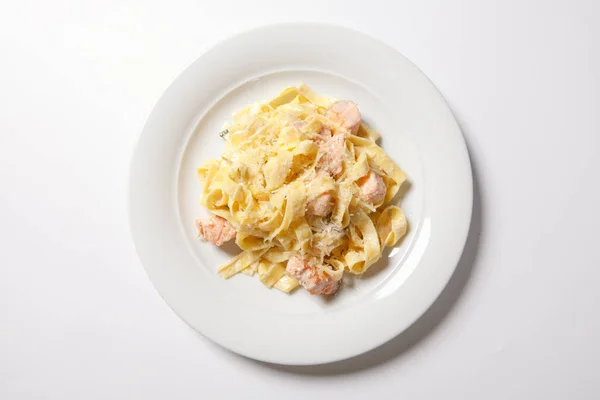 Pasta fettuccine alfredo con pollo, parmesano y perejil en plato blanco. Cocina italiana . — Foto de Stock