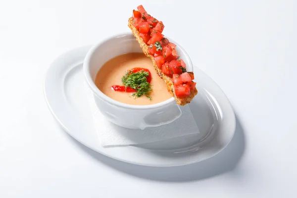 Sopa de verduras con crema en un tazón blanco profundo — Foto de Stock