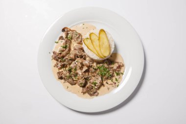 Beyaz pirinç ve mashroom sos ile haşlanmış et