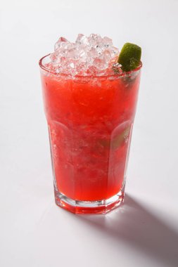 Mojito çilek kokteyli. Beyaz arka plan üzerinde izole kapatmak.