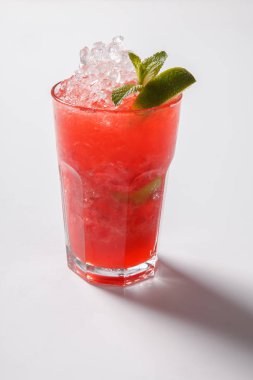 Mojito çilek kokteyli. Beyaz arka plan üzerinde izole kapatmak.