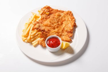 Beyaz tabak kızarmış balık ve cips