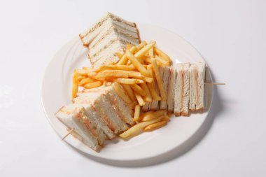 Beyaz bir tabak kızarmış patates ile sandviç farklı türleri