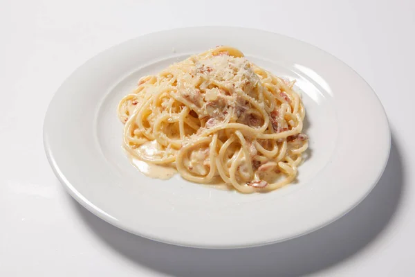 Spagetti Carbonara sosis ve peynir beyaz tabakta ile — Stok fotoğraf
