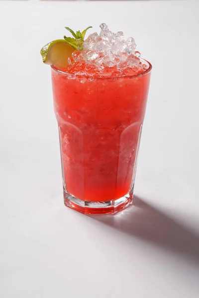 Mojito jordgubb cocktail. närbild isolerad på vit bakgrund. — Stockfoto