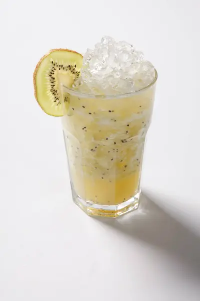 Лимон и киви в холодном коктейле. мохито с лимоном и киви — стоковое фото