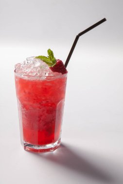 Berry ve nane yaprağı ile soğuk hasır kırmızı içecek.