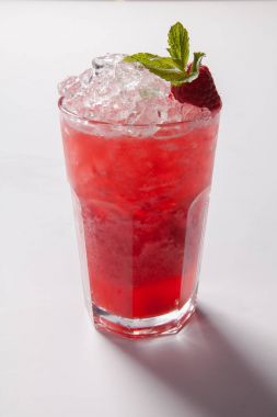 Berry ve nane yaprağı ile soğuk hasır kırmızı içecek.