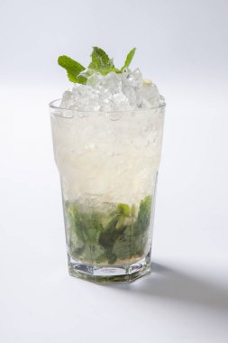 Beyaz arka plan önünde kokteyl mojito