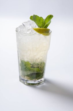 Beyaz arka plan önünde kokteyl mojito