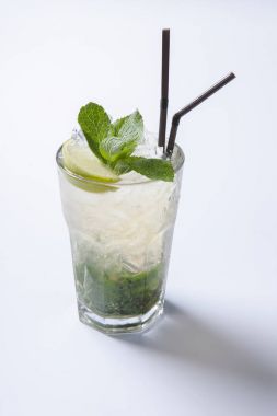 Beyaz arka plan önünde kokteyl mojito