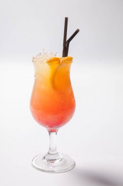 Tekila sunrise kokteyl beyaz arka plan üzerinde buz ile. İzole