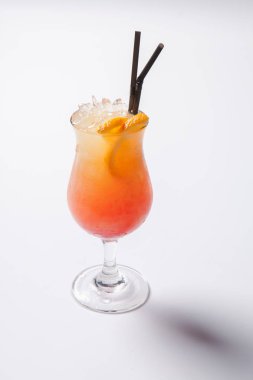 Tekila sunrise kokteyl beyaz arka plan üzerinde buz ile. İzole