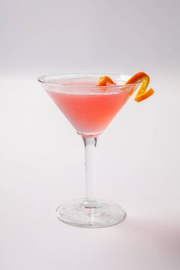Kırmızı bir whithe arka planda turuncu garnitür ile kokteyl
