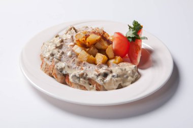 Taze kavrulmuş patates ve mantar soslu tavuk dilimlenmiş