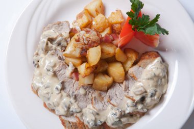 Taze kavrulmuş patates ve mantar soslu tavuk dilimlenmiş