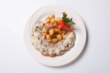 Taze kavrulmuş patates ve mantar soslu tavuk dilimlenmiş