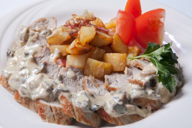 Taze kavrulmuş patates ve mantar soslu tavuk dilimlenmiş