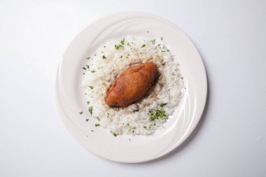 Cordon bleu pirinç beyaz bir plaka üzerinde