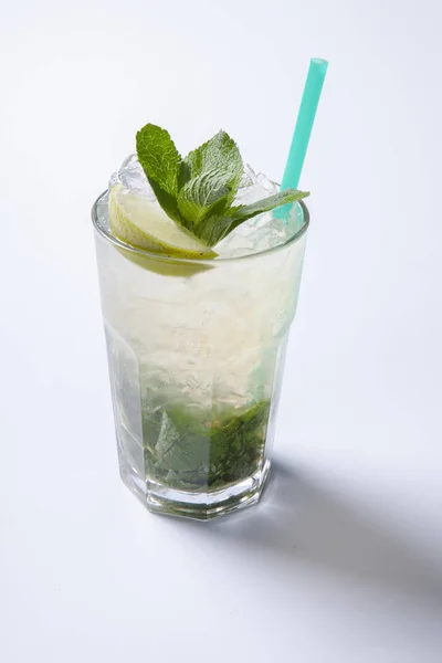 Cocktail mojito framför vit bakgrund — Stockfoto