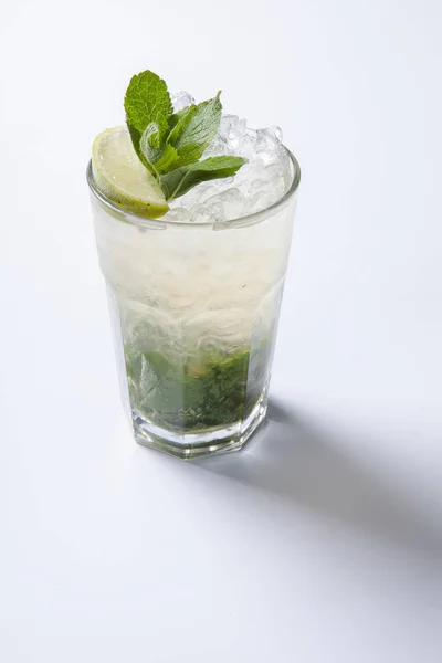 Cocktail mojito framför vit bakgrund — Stockfoto