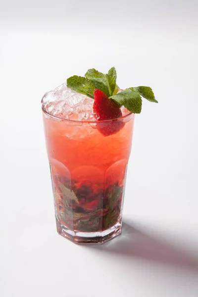 Mojito cocktail van de aardbei. Closeup geïsoleerd op witte achtergrond. — Stockfoto