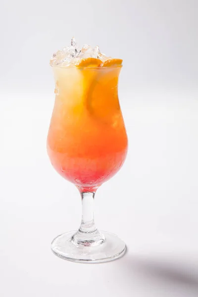 Tequila-Sonnenaufgangscocktail mit Eis auf weißem Hintergrund. isoliert — Stockfoto