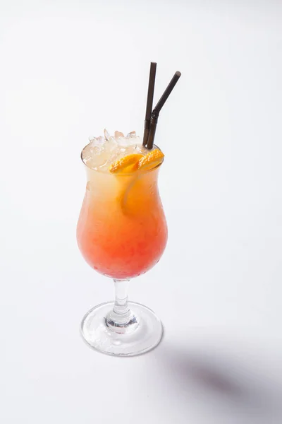 Tequila sunrise cocktail com gelo sobre fundo branco. Isolados — Fotografia de Stock