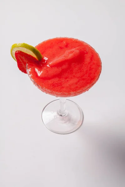 Daiquiri φράουλα με ασβέστη σε ένα ποτήρι — Φωτογραφία Αρχείου