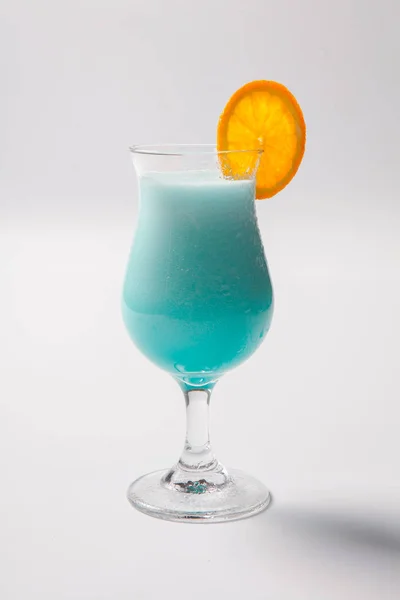 Blue Hawaiian cocktail with a slice of orange — Stock Photo, Image