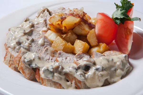 Taze kavrulmuş patates ve mantar soslu tavuk dilimlenmiş