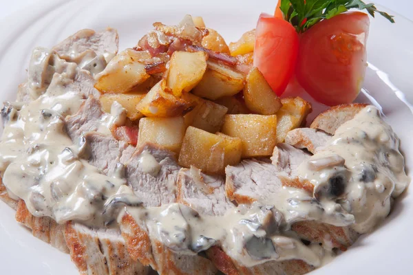 Taze kavrulmuş patates ve mantar soslu tavuk dilimlenmiş