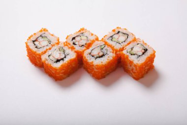 Japon deniz ürünleri suşisi, beyaz arka planda yuvarlan.