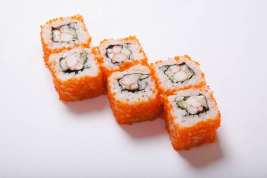 Japon deniz ürünleri suşisi, beyaz arka planda yuvarlan.