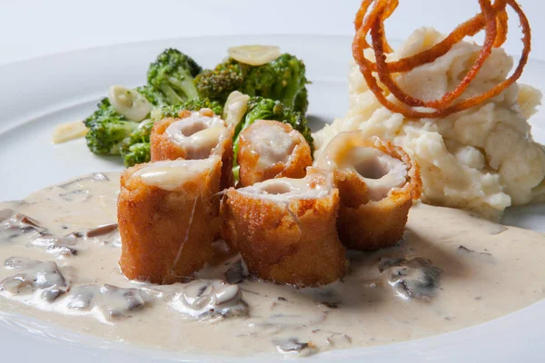 Pollo Cordon bleu en un plato con puré de papas rústico . — Foto de Stock