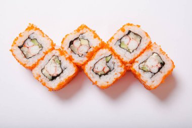 Japon deniz ürünleri suşisi, beyaz arka planda yuvarlan.