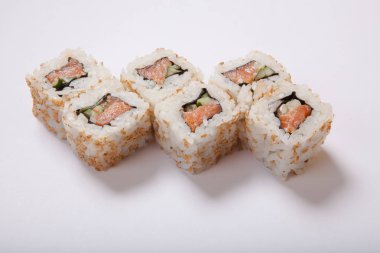 Japon deniz ürünleri suşisi, beyaz arka planda yuvarlan.