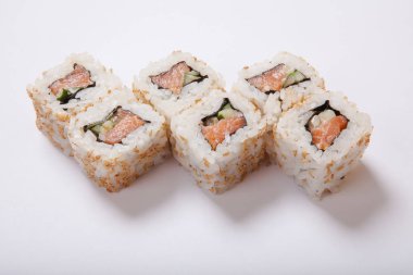 Japon deniz ürünleri suşisi, beyaz arka planda yuvarlan.