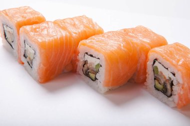 Japon deniz ürünleri suşisi, beyaz arka planda yuvarlan.