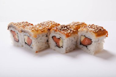 Japon deniz ürünleri suşisi, beyaz arka planda yuvarlan.