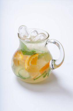 Serinletici içecek, rustik tarzı, seçici odak turuncu salatalık ile sürahi