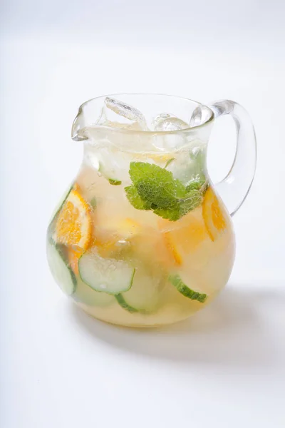 Serinletici içecek, rustik tarzı, seçici odak turuncu salatalık ile sürahi — Stok fotoğraf