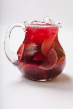 Meyve ve buz, seçici odak dilimleri ile sürahi Sangria