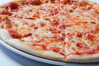 Domates, peynir ve Mozzarella ile yapılan pizza Margherita