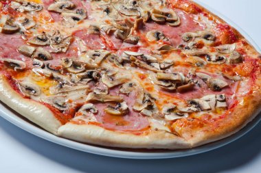 Mantar ve jambon İtalyan lezzetli pizza.